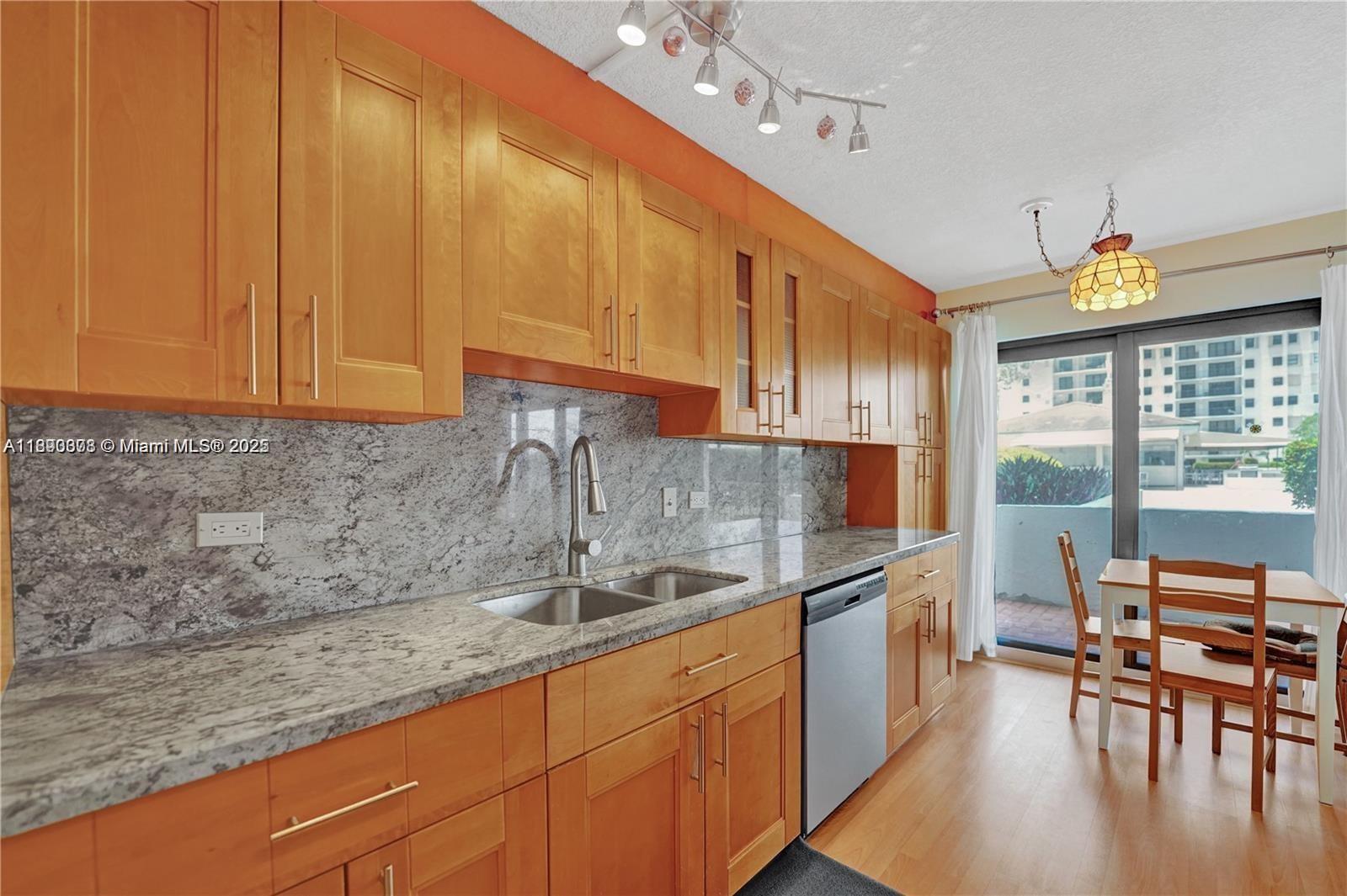 SUMMIT CONDO - Residential