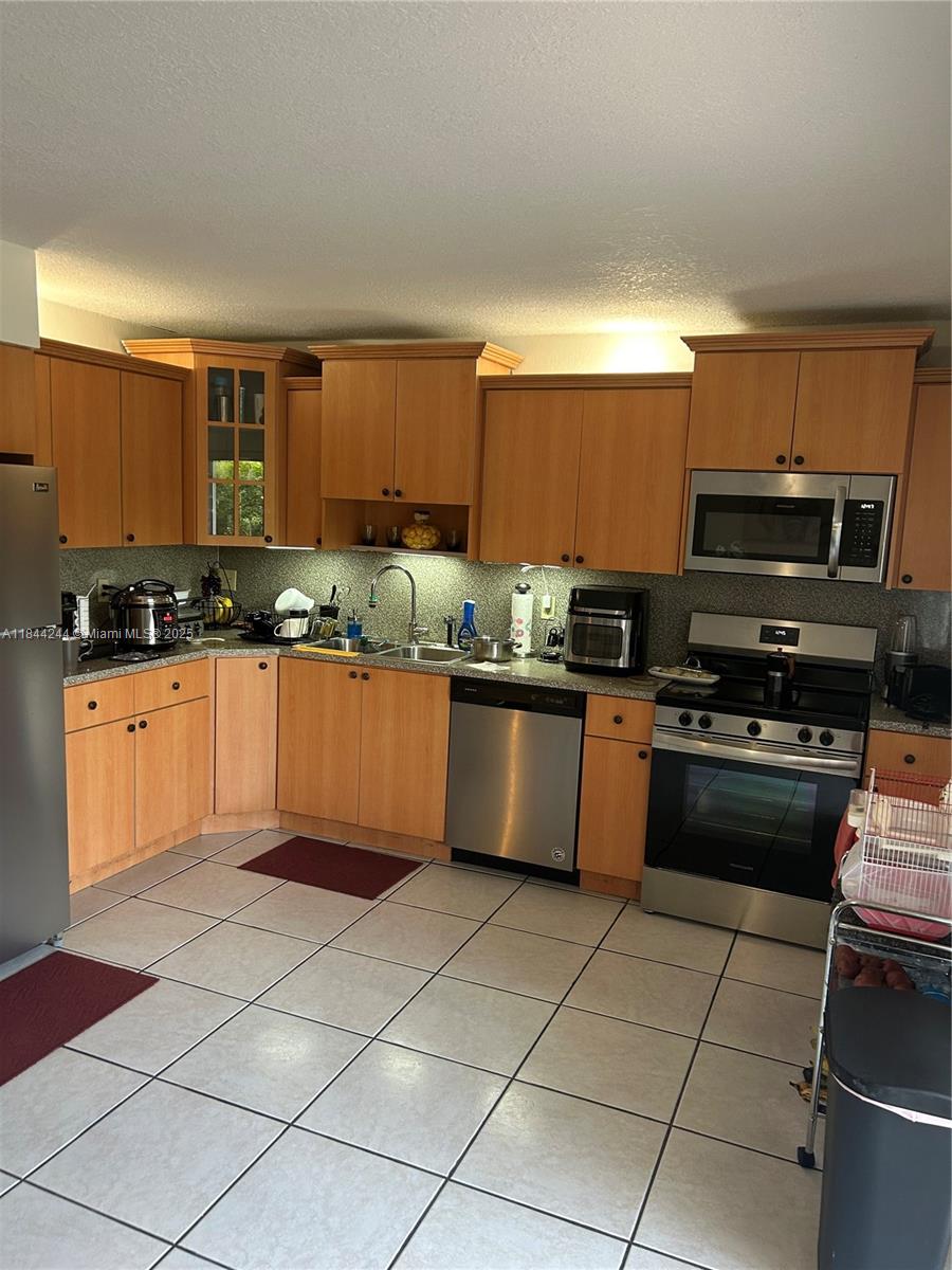 Welcome to your dream apartment! This spacious 3-bed, 2-bath unit boasts new appliances, laundry, and 2 parking spots. Conveniently located near I-75 and 826 Expressway, enjoy easy access. With top-notch amenities including pool, gym, and security, Available for September first.