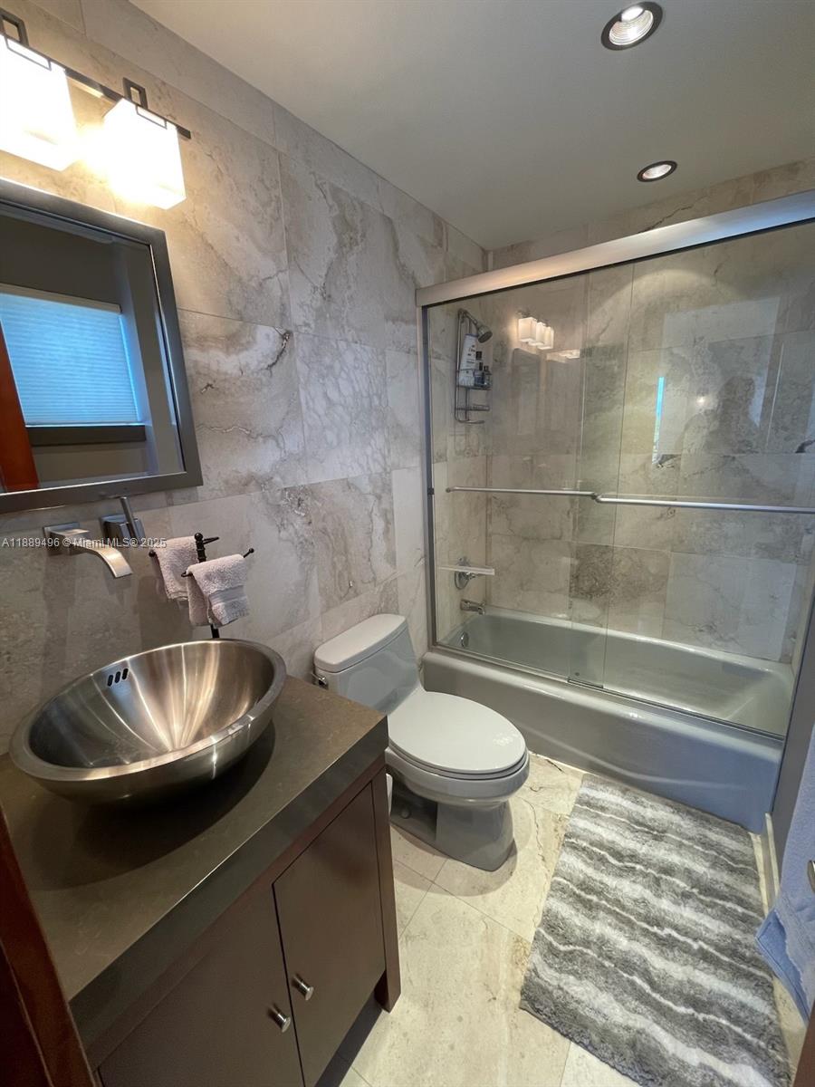 LA PLAYA CONDOMINIUMS - Residential Lease