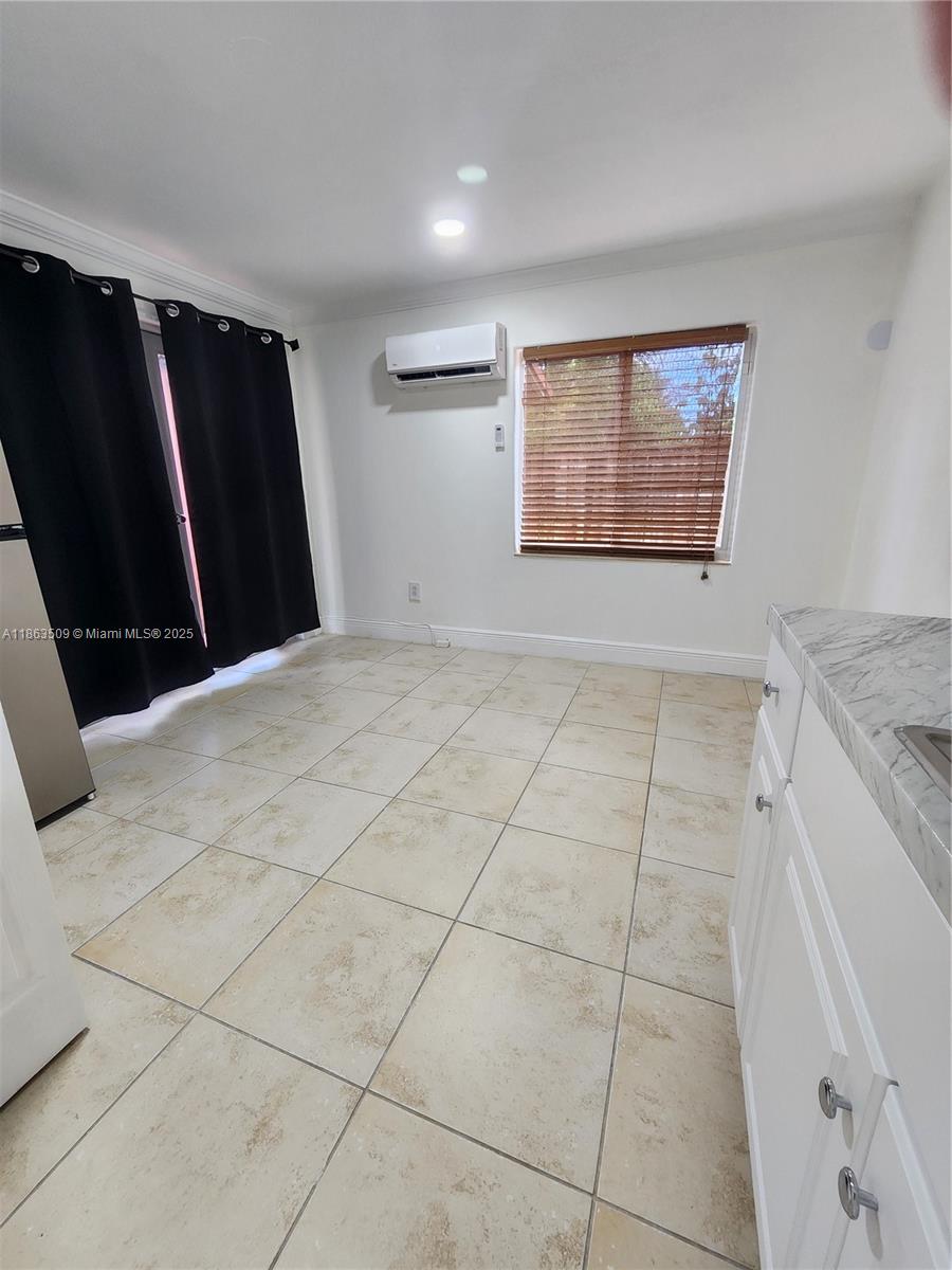 New/remodeled studio . Located close to Publix and Presidents Super Market, Walmart supercenter, Baptist Homestead Hospital Homestead & Miami Dade college. Convenience location near Turnpike. Utilities Included: Electricity, water & sewer. First month + Security deposit. Pets are welcome Call me for details. We present all offers.