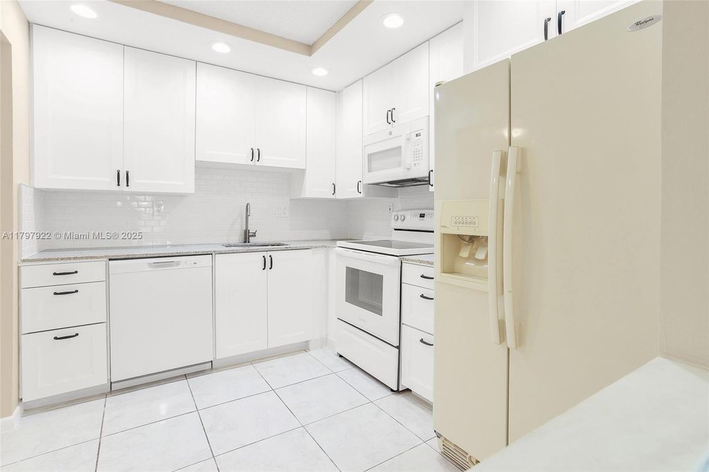 Photo of 9370 SW 8th St #222, Boca Raton, FL 33428 (MLS # A11797922)