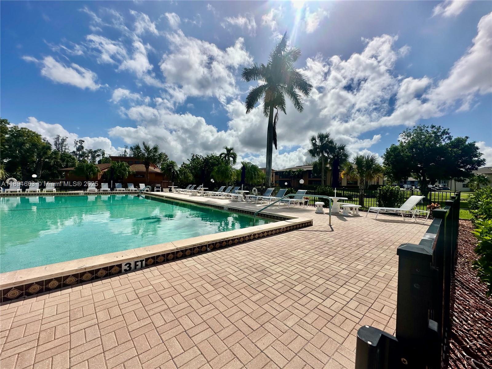 ROYAL WOODS - Residential