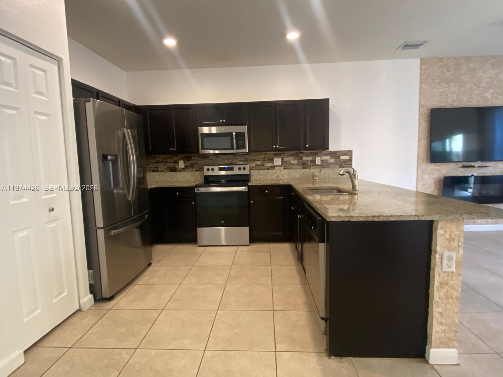 COCO PALM ESTATES - Residential Lease