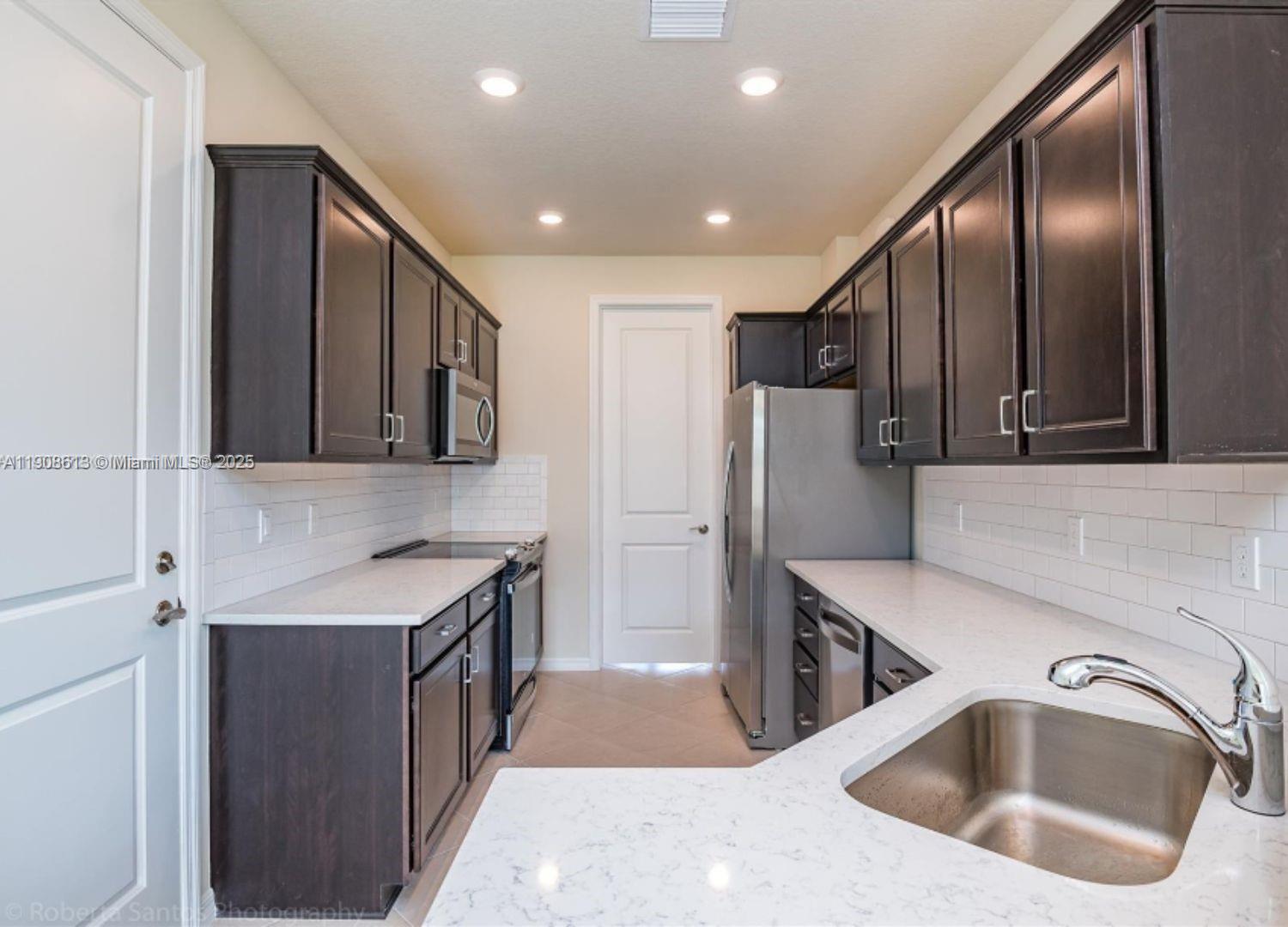 HILLCREST COUNTRY CLUB NO - Residential Lease