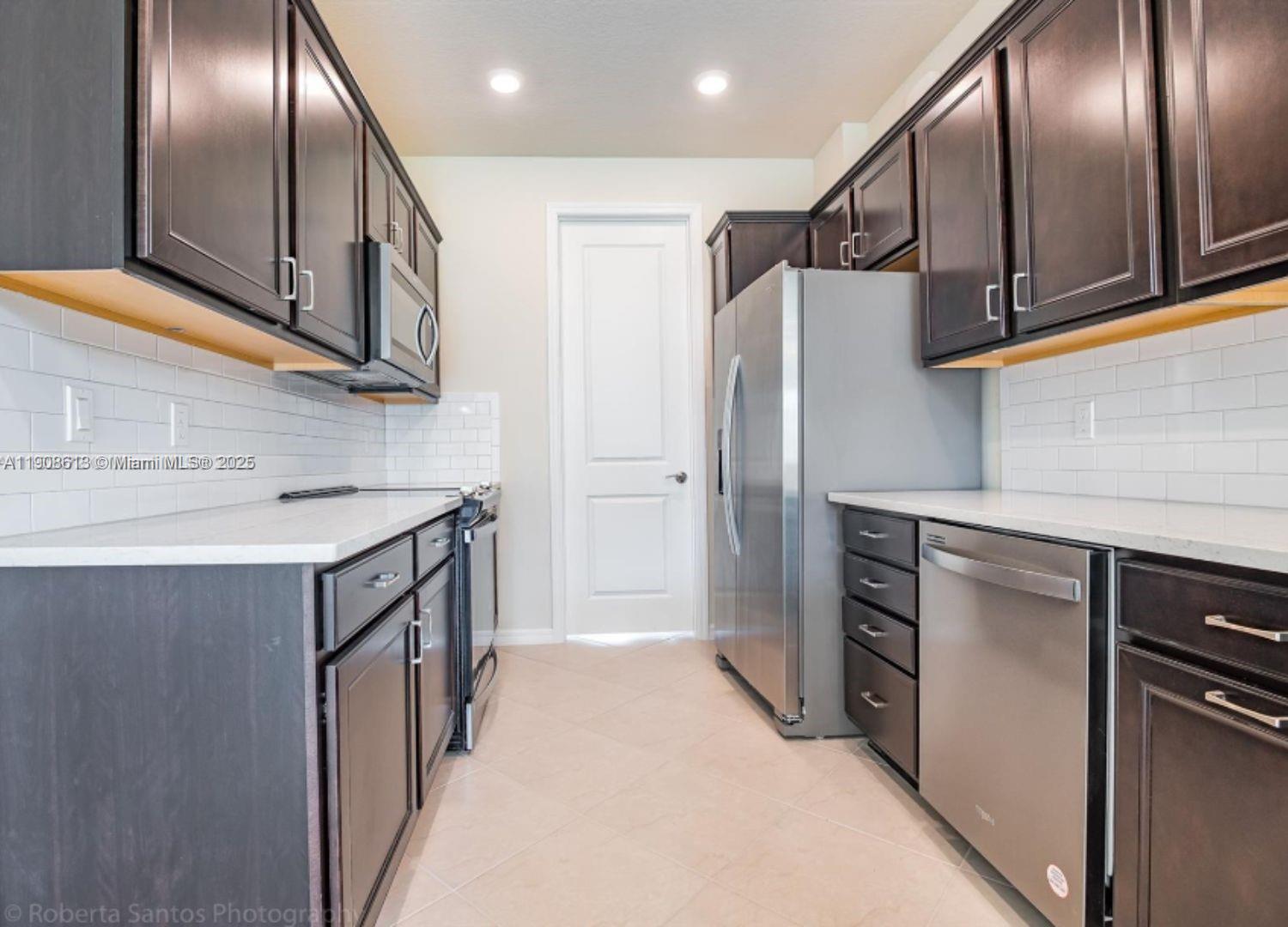 HILLCREST COUNTRY CLUB NO - Residential Lease