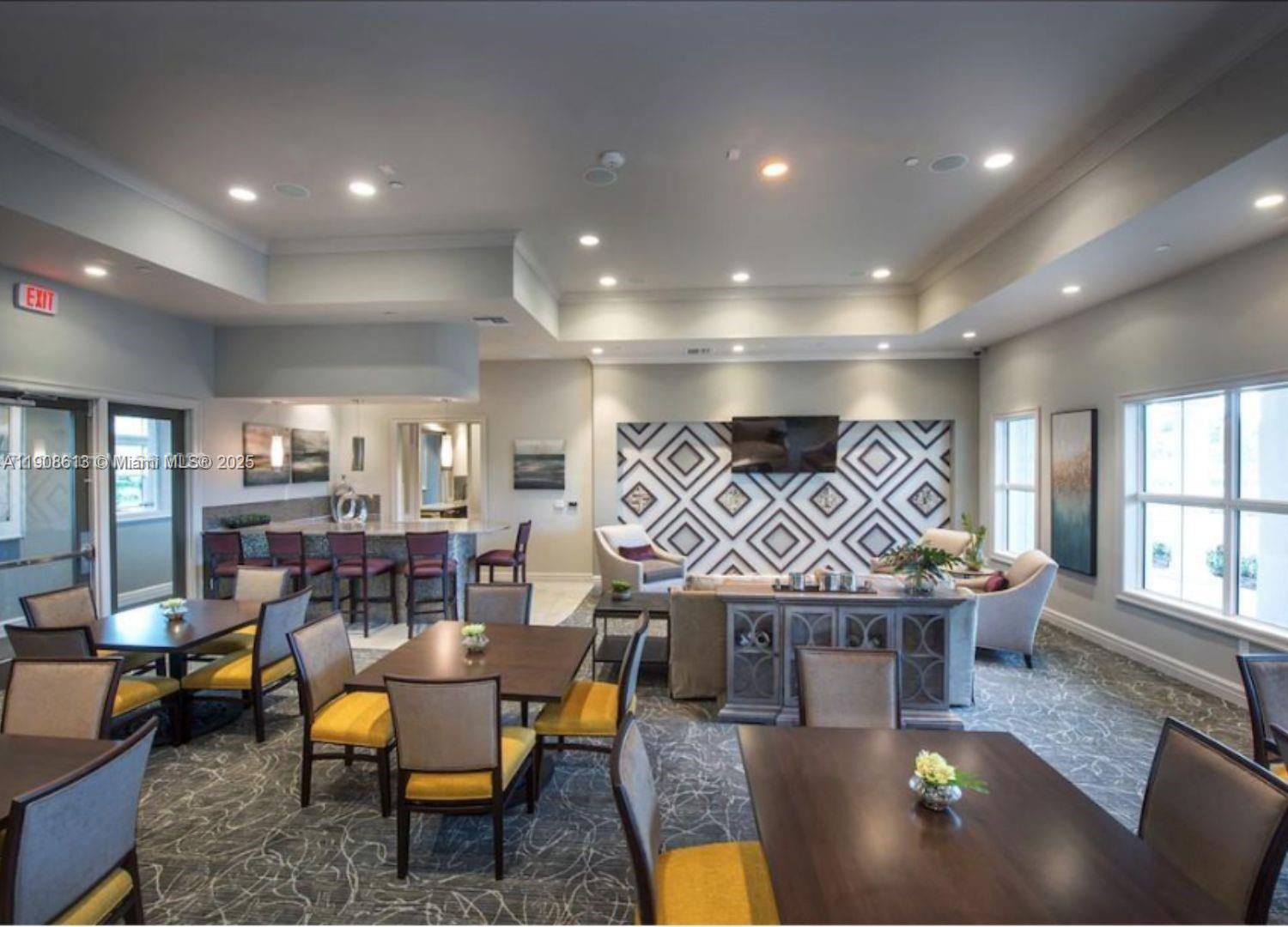 HILLCREST COUNTRY CLUB NO - Residential Lease