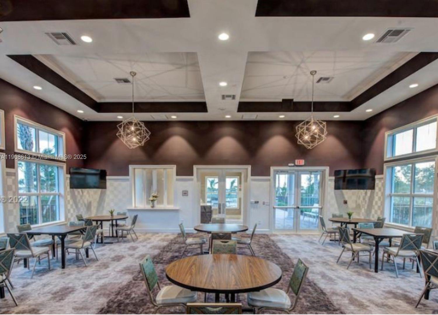 HILLCREST COUNTRY CLUB NO - Residential Lease