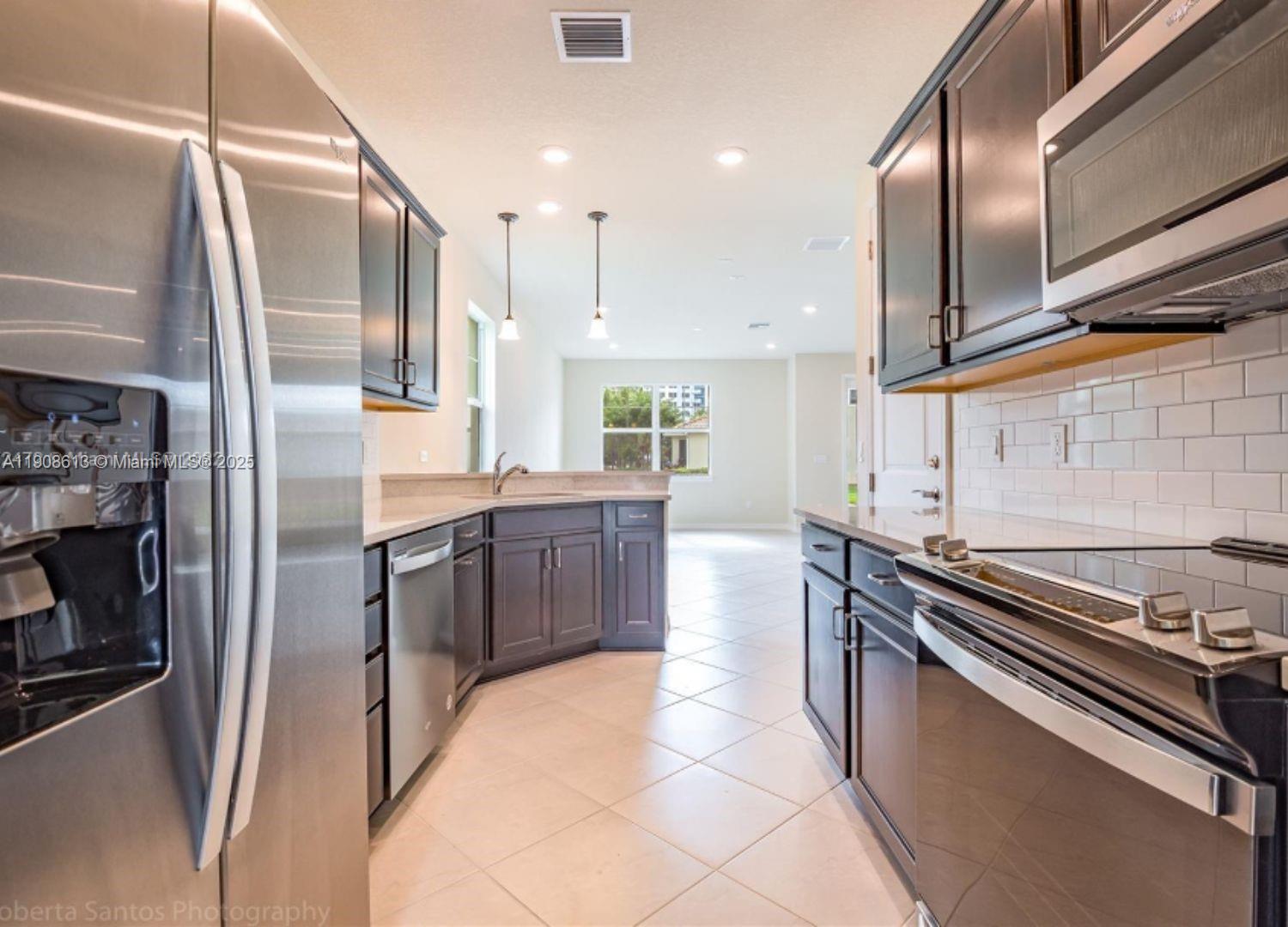 HILLCREST COUNTRY CLUB NO - Residential Lease