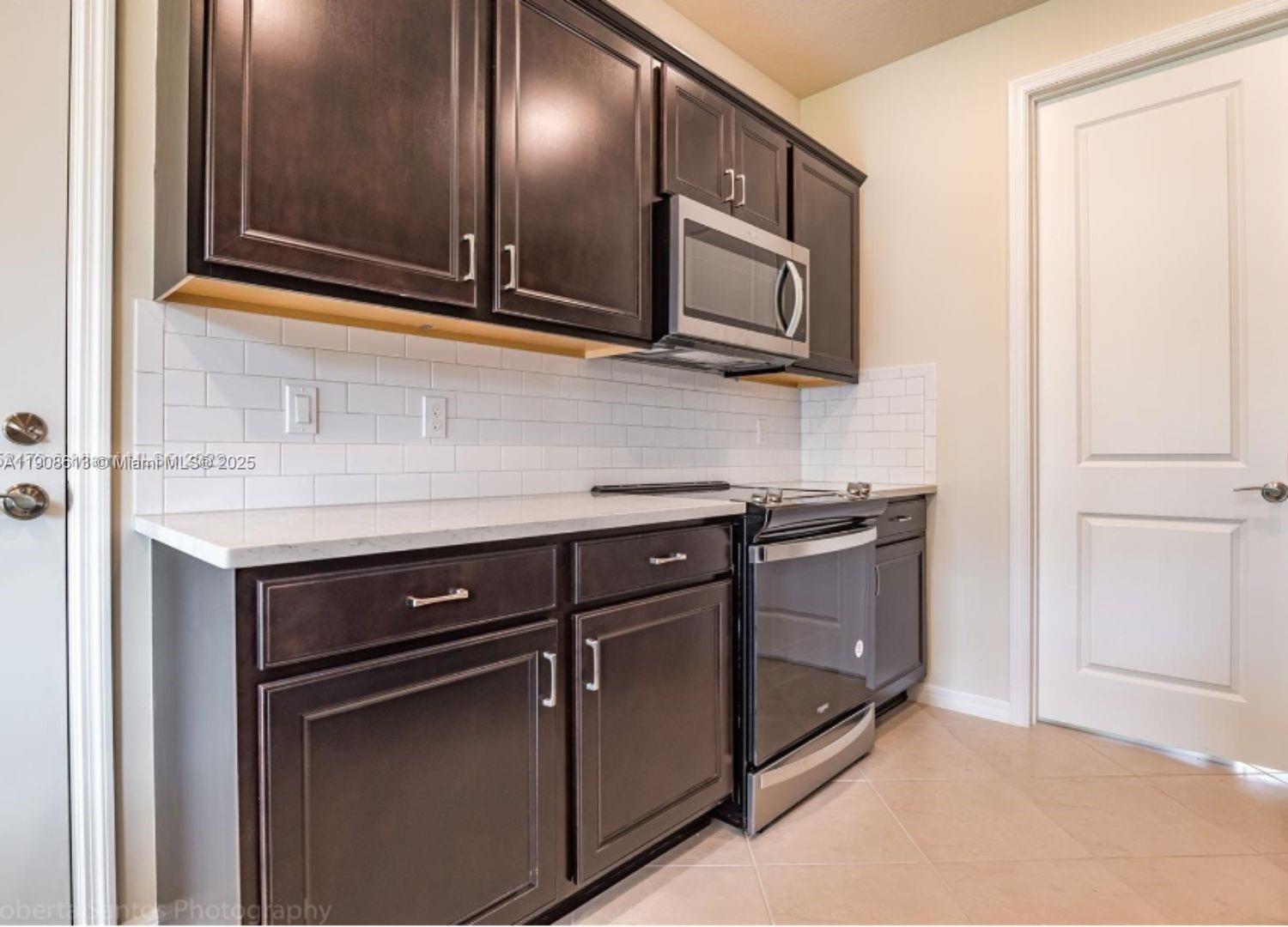 HILLCREST COUNTRY CLUB NO - Residential Lease