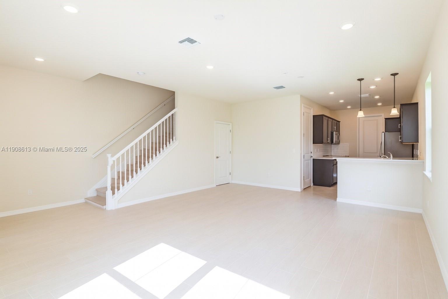 HILLCREST COUNTRY CLUB NO - Residential Lease