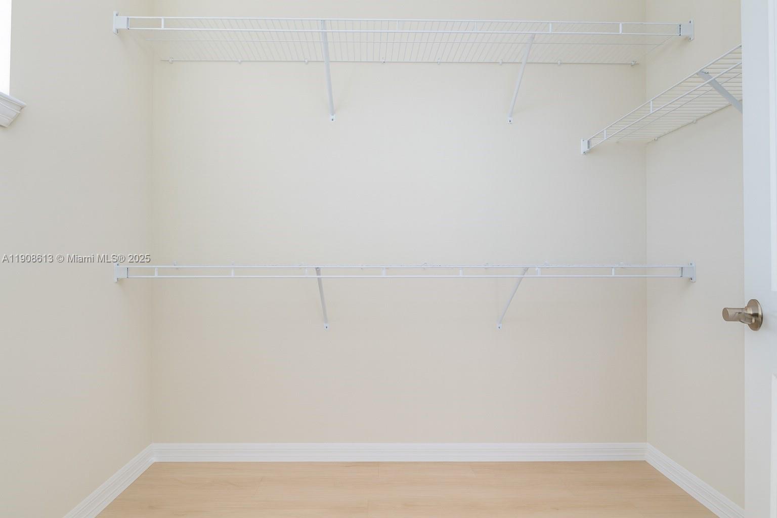 HILLCREST COUNTRY CLUB NO - Residential Lease