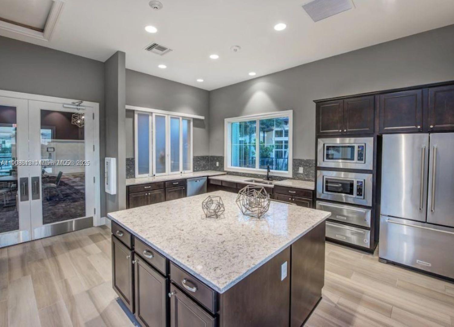 HILLCREST COUNTRY CLUB NO - Residential Lease