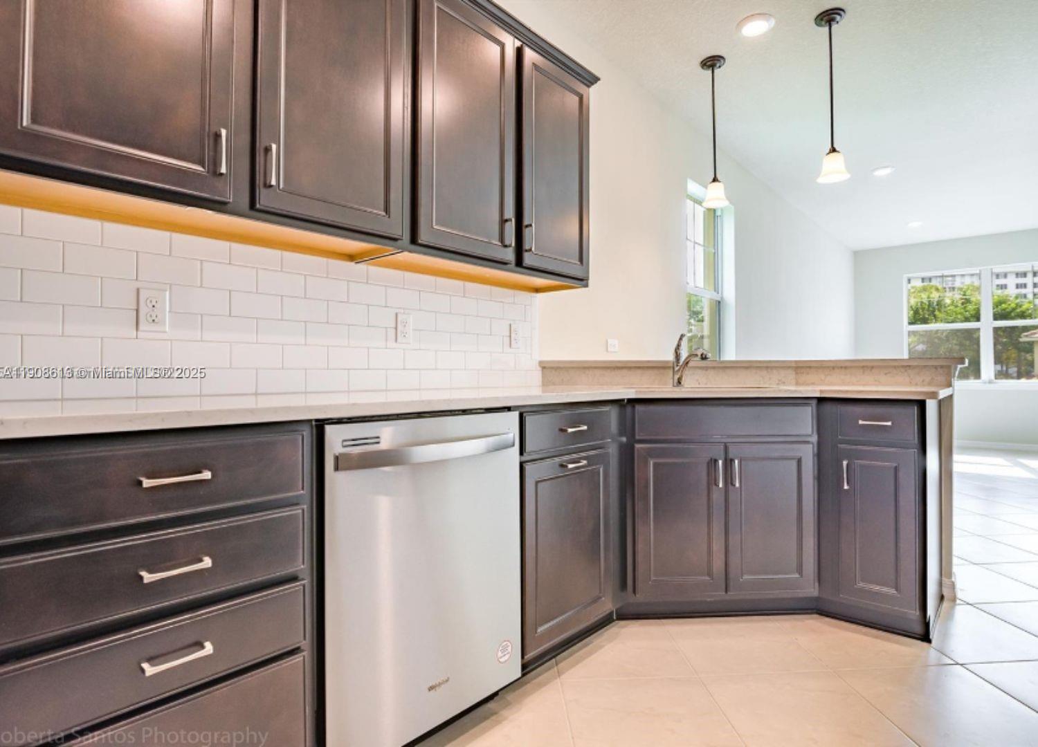 HILLCREST COUNTRY CLUB NO - Residential Lease