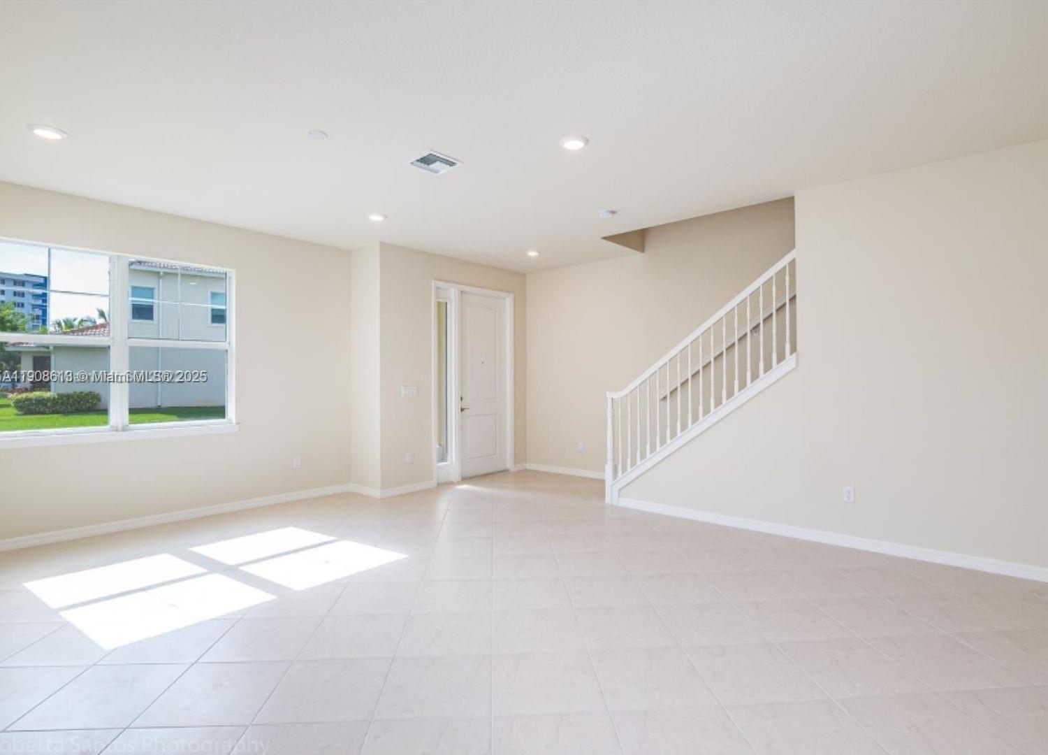 HILLCREST COUNTRY CLUB NO - Residential Lease