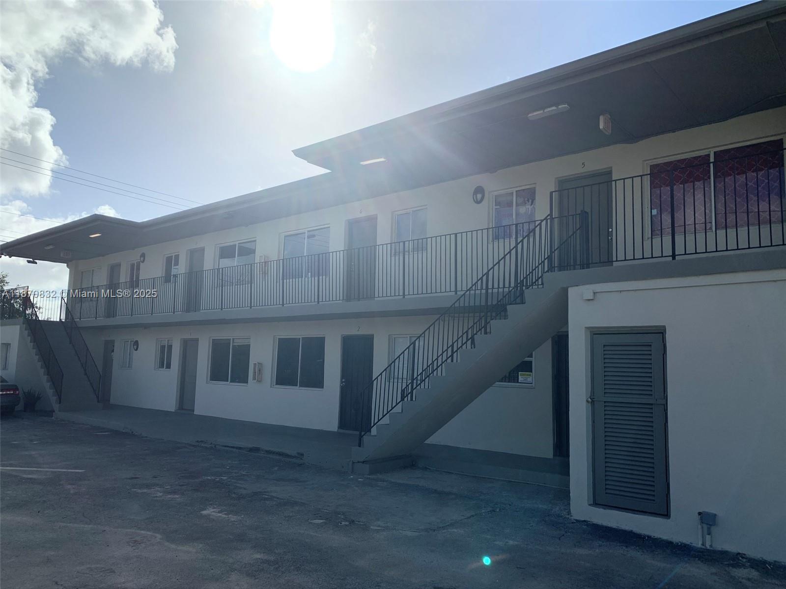 Solo pregunto por $3,600 para entrar. Unidad bien cuidada, recién pintada, lavanderÃa en el lugar, excelente ubicación con fácil acceso a todo.
Easy entrance, $3,600 to move in.
Unit well maintained, freshly painted, laundromat onsite, great location easy access to all.