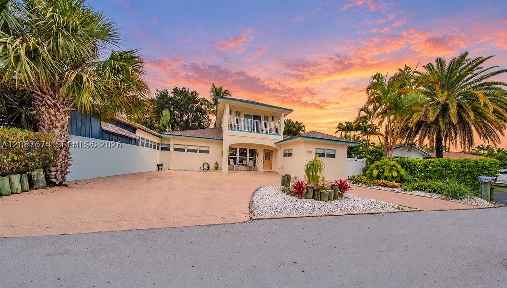 View photos, virtual tours, details... 919 S Lakeside Pl