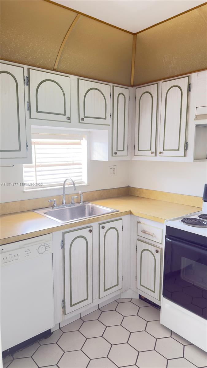 HOLLYBROOK GOLF AND TENNIS - Residential