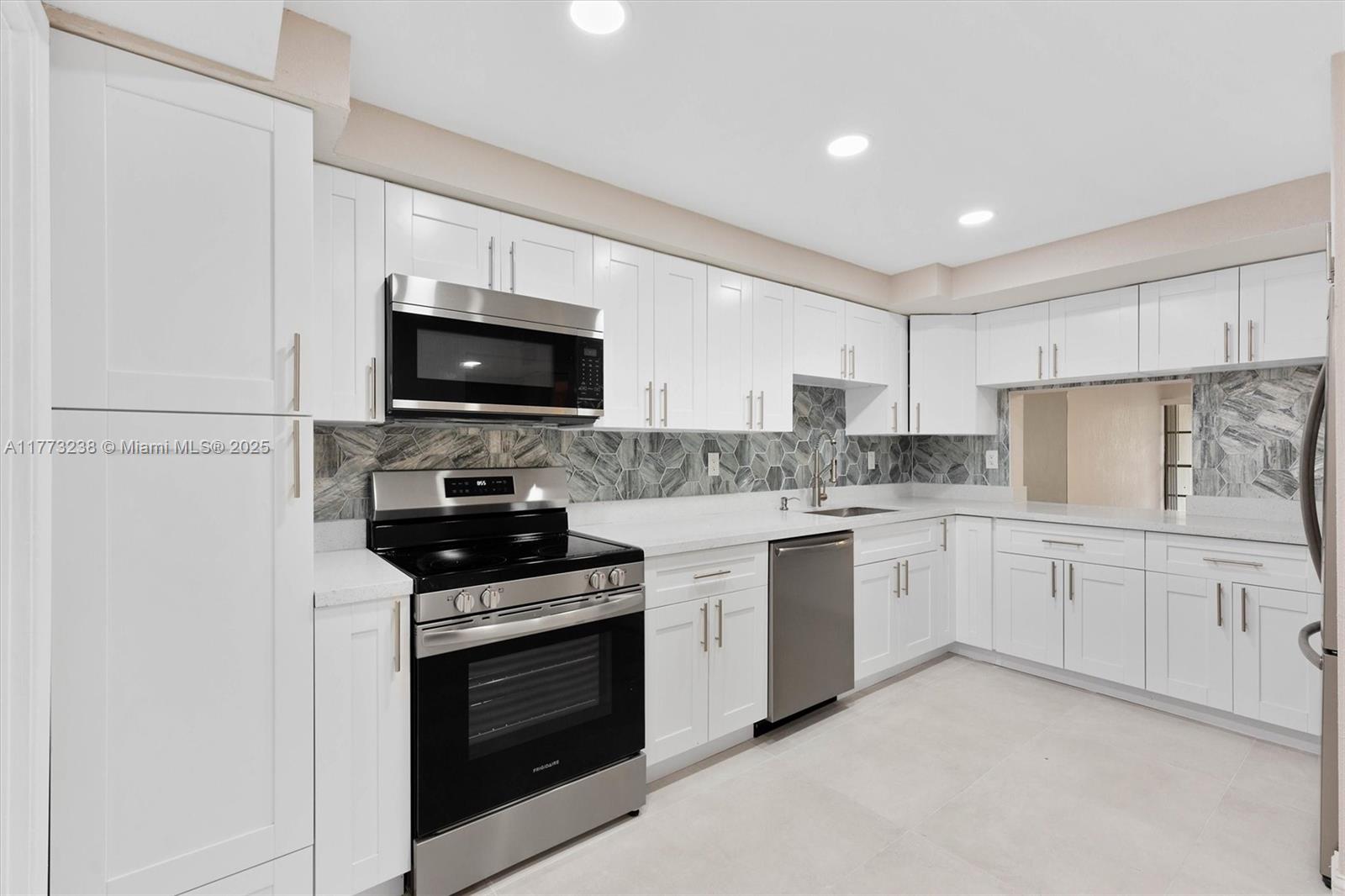 Property for Sale at 6563 Racquet Club Dr 124, Lauderhill, Miami-Dade County, Florida - Bedrooms: 3 
Bathrooms: 3  - $435,000