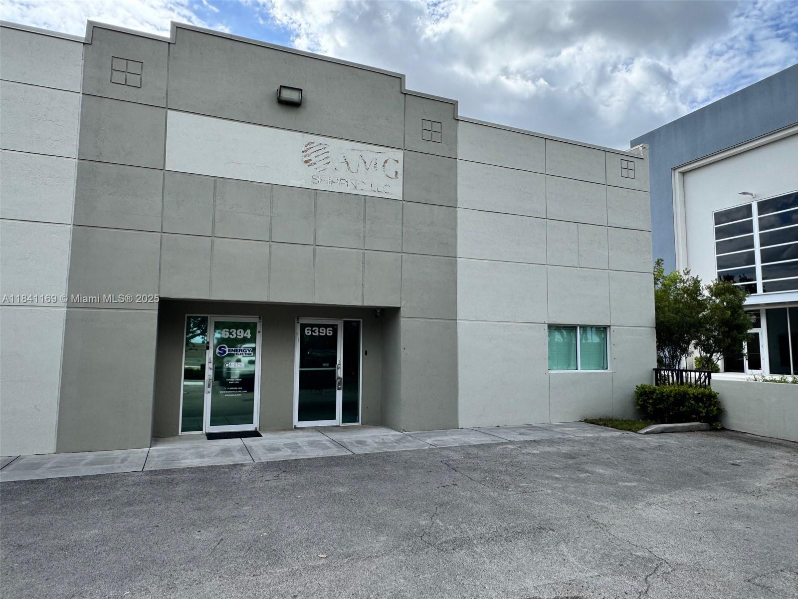 Commercial or Indutrial unit.Exceellent Warehouse for product storage or merchandisedisplay.It has a work or display office and bahtroom included of aprproximately 200 sq f .A warehouse with approximately 1830 sq f of free area, unit with 4 assigned parking spots and additional visitor parking .It is located in downtown Doral near 58 Th St and in front of 97 th Ave , an important traffic artery in the city .