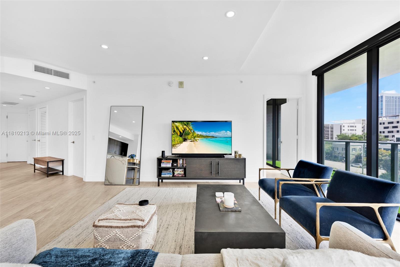 121 NE 34th St L304