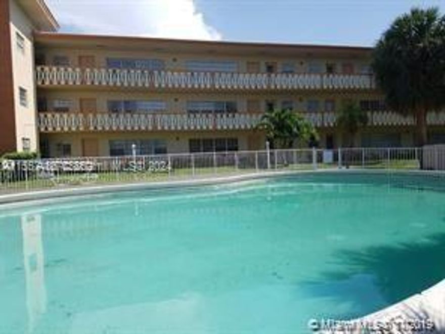 HUGE 1 bedroom 1 bathroom double walk-in closet. Great condominium with swimming pool, playground for kids, park and tennis courts. GREAT LOCATION in the beautiful area!! Stores and restaurants nearby, very quiet neighborhood.