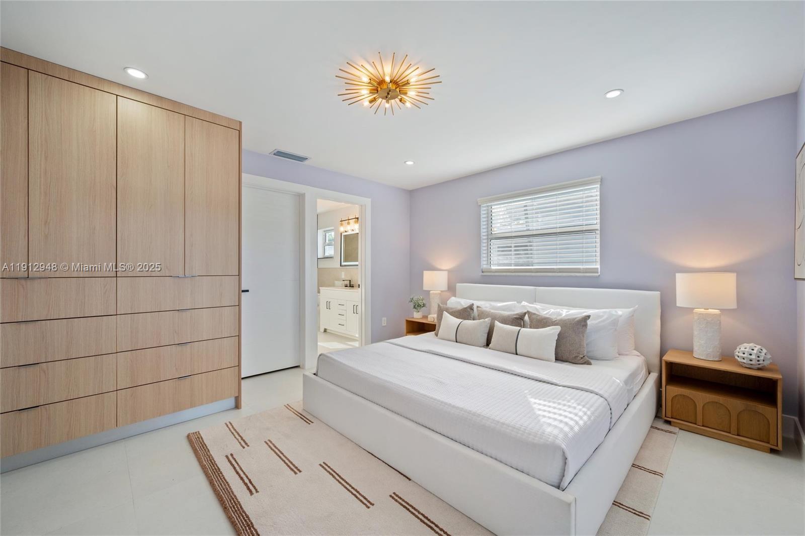 HOLLYWOOD HILLS - Residential