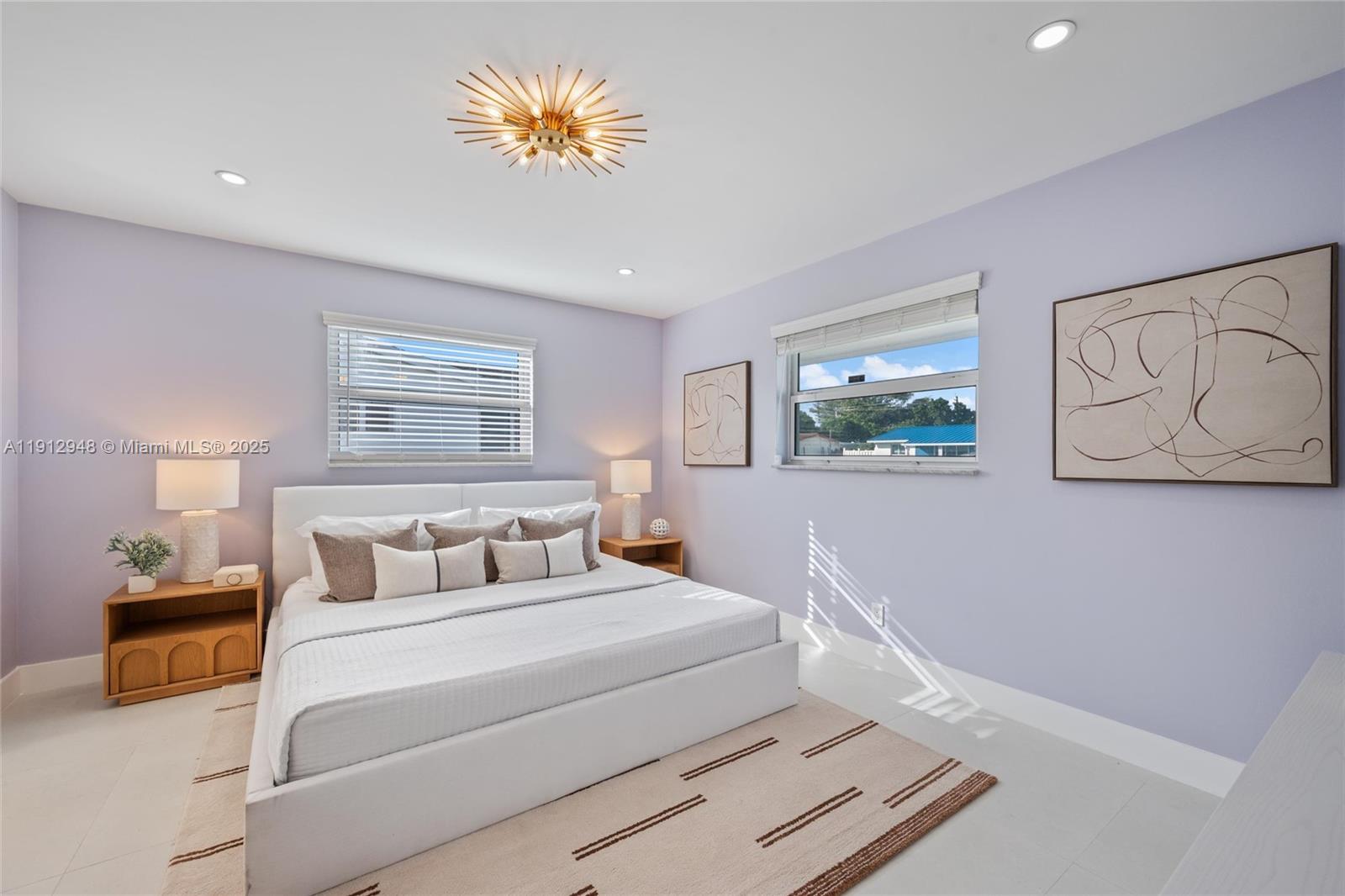 HOLLYWOOD HILLS - Residential