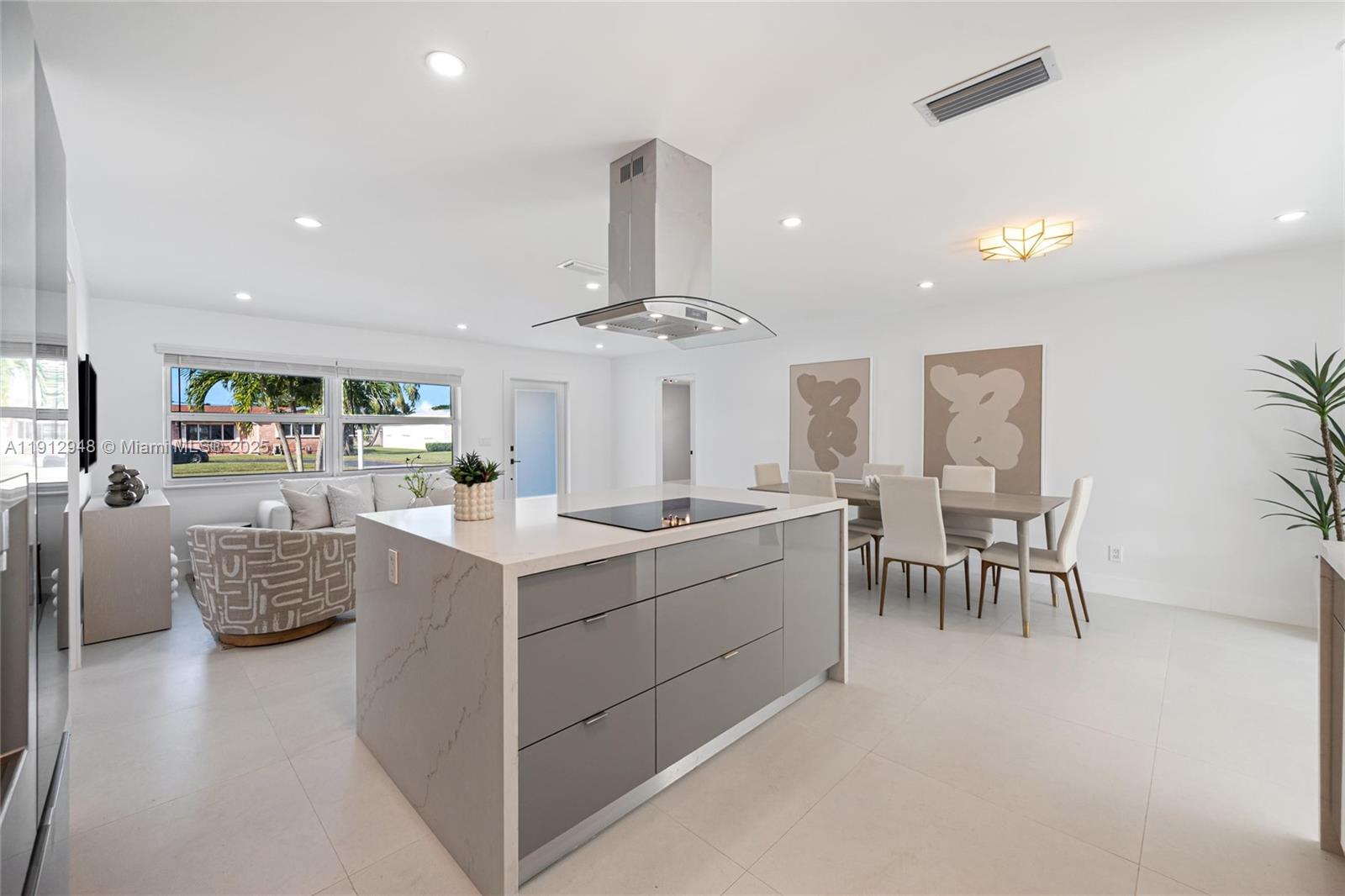 HOLLYWOOD HILLS - Residential