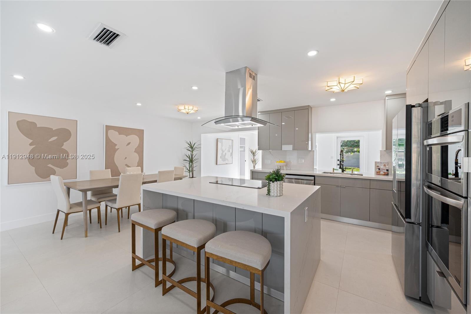 HOLLYWOOD HILLS - Residential