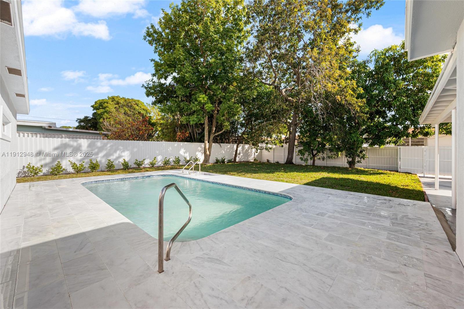 HOLLYWOOD HILLS - Residential