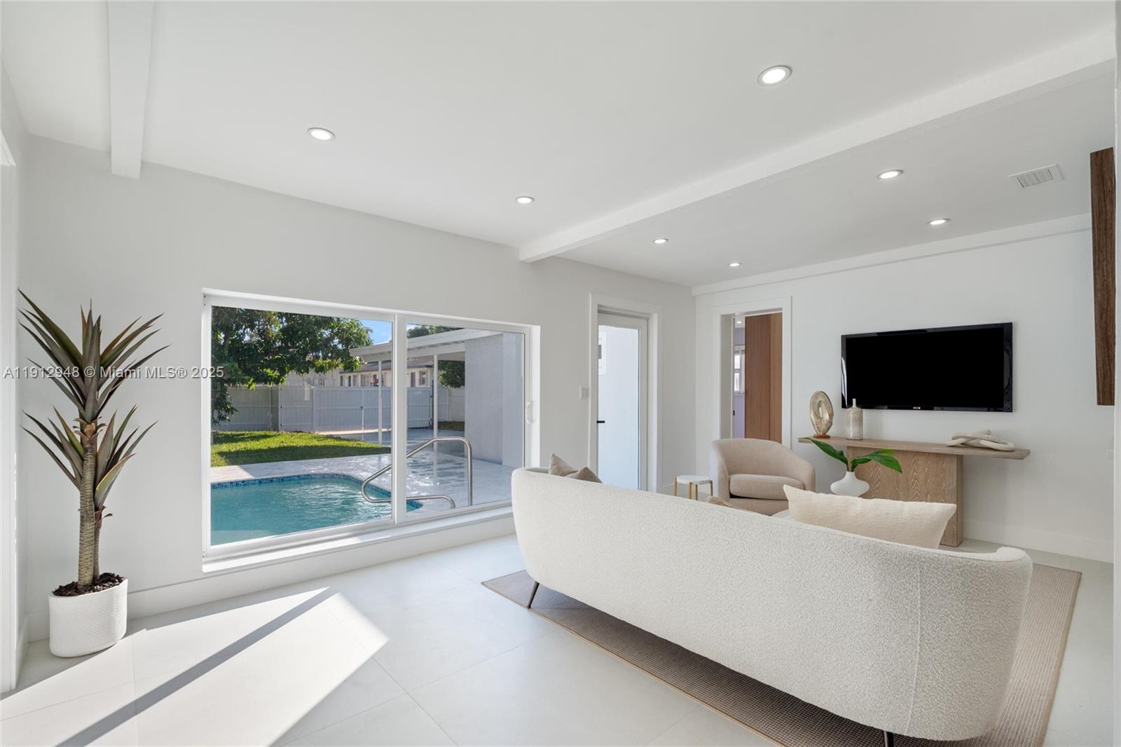 HOLLYWOOD HILLS - Residential