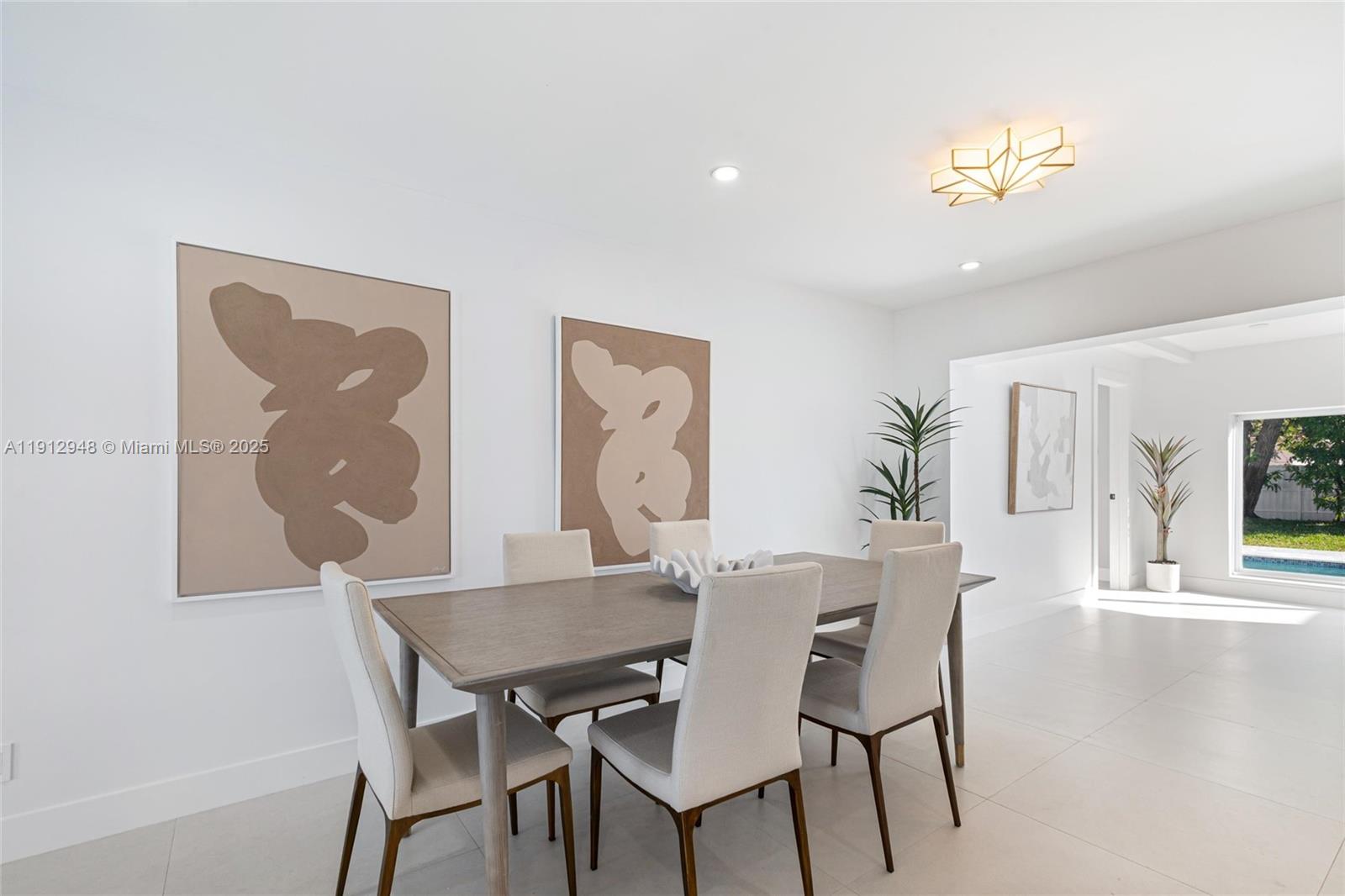 HOLLYWOOD HILLS - Residential