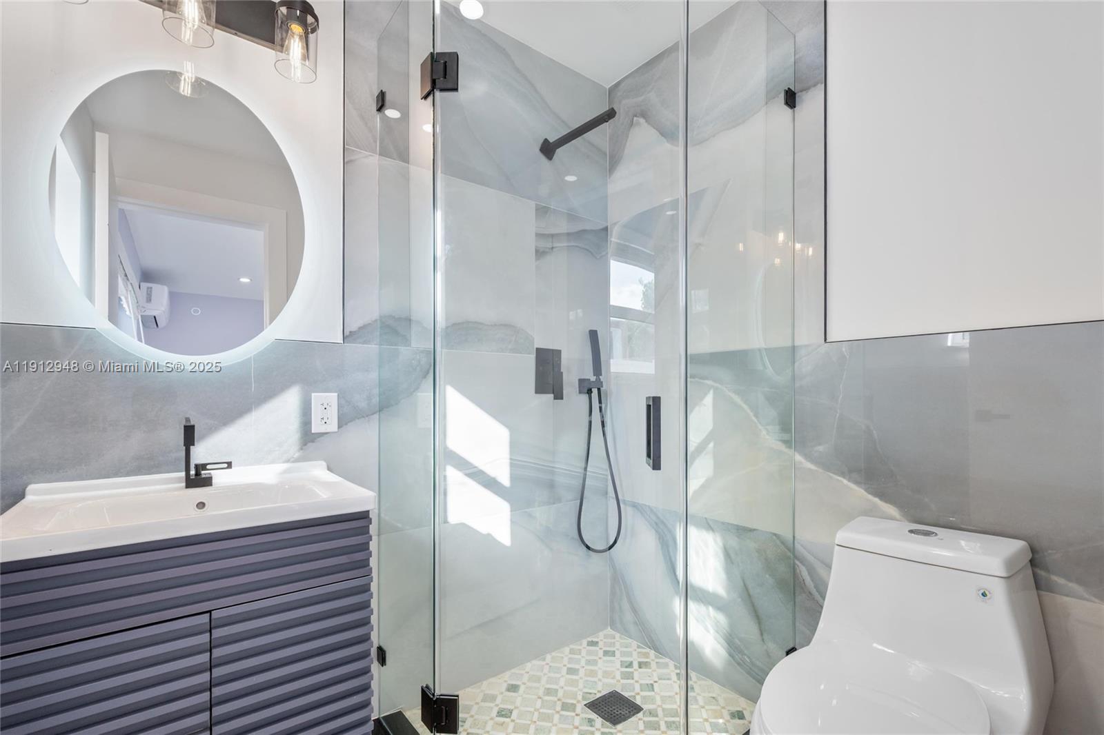 HOLLYWOOD HILLS - Residential