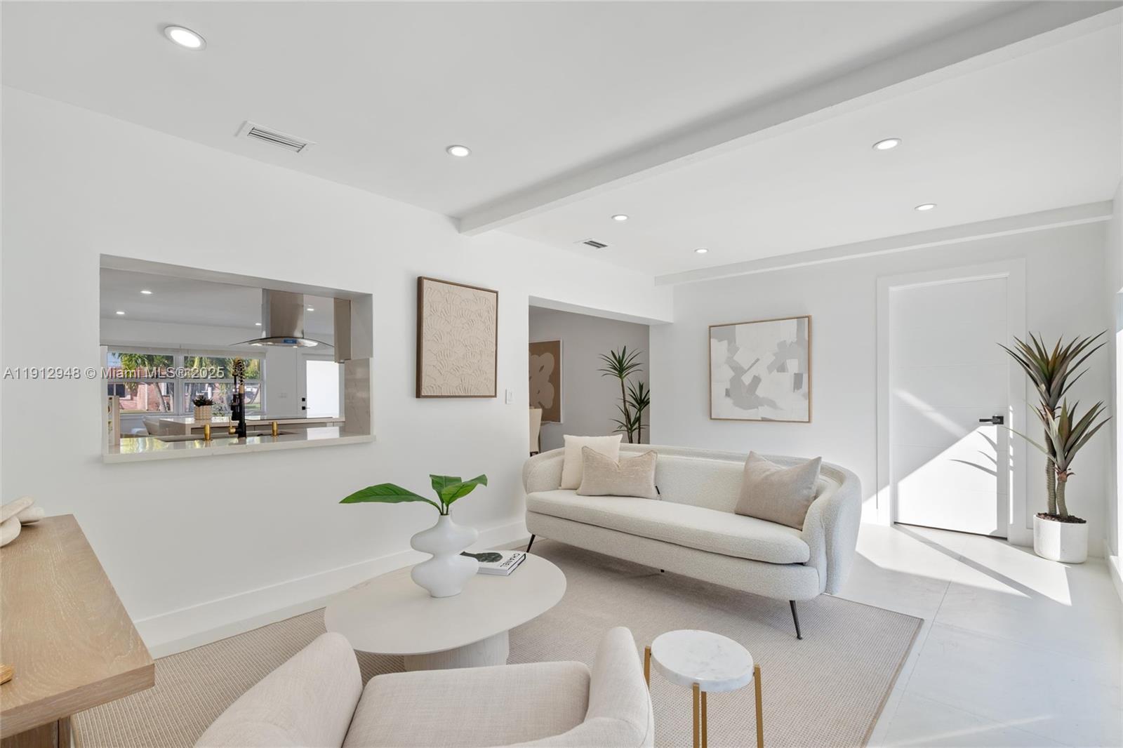 HOLLYWOOD HILLS - Residential