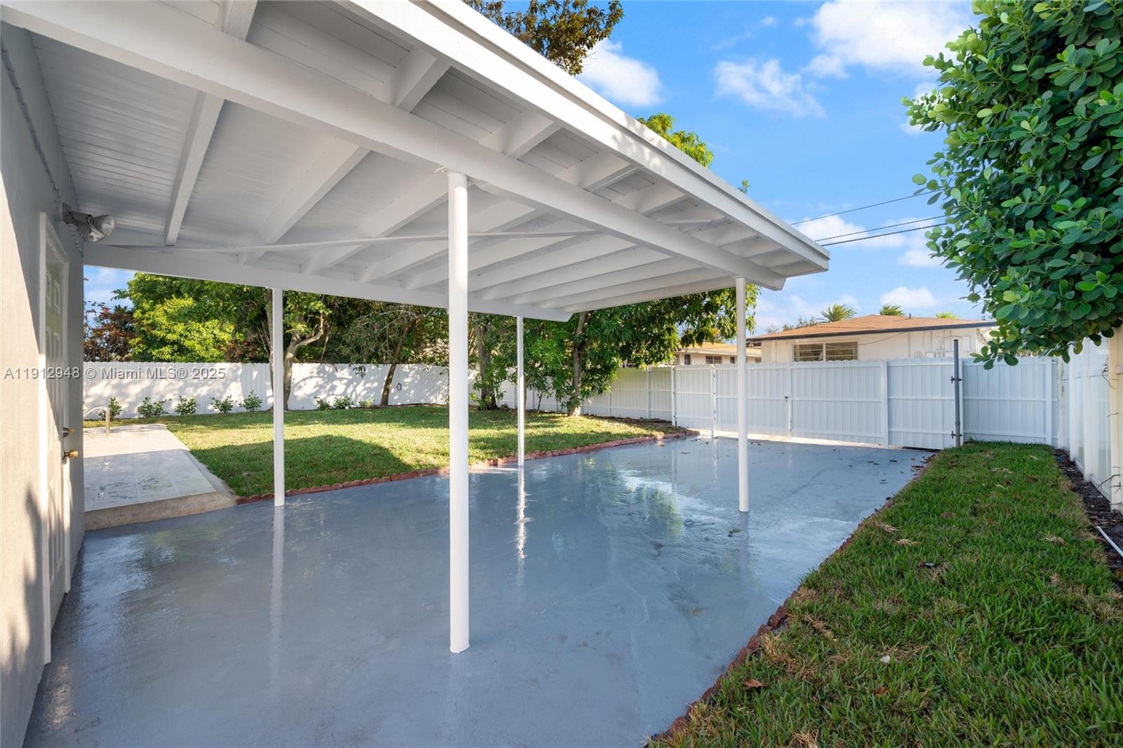 HOLLYWOOD HILLS - Residential