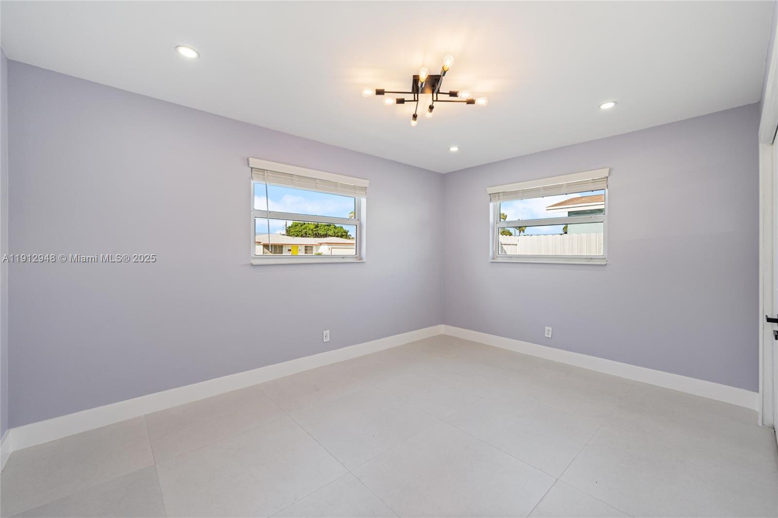 HOLLYWOOD HILLS - Residential