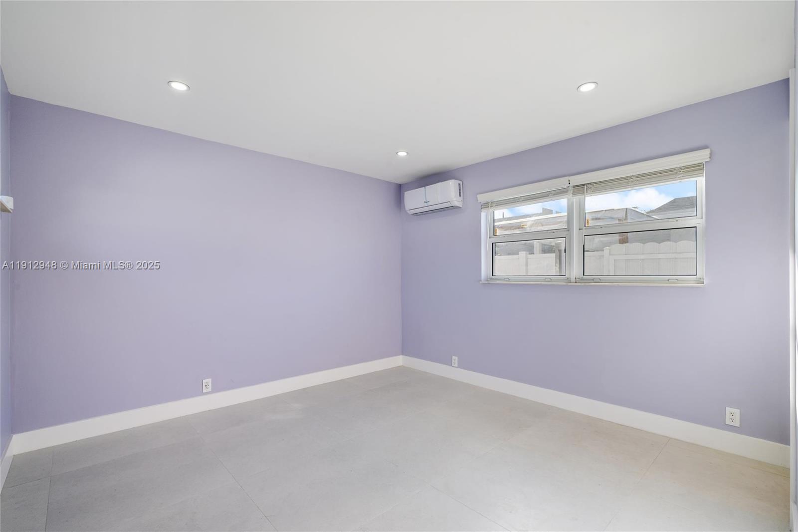 HOLLYWOOD HILLS - Residential