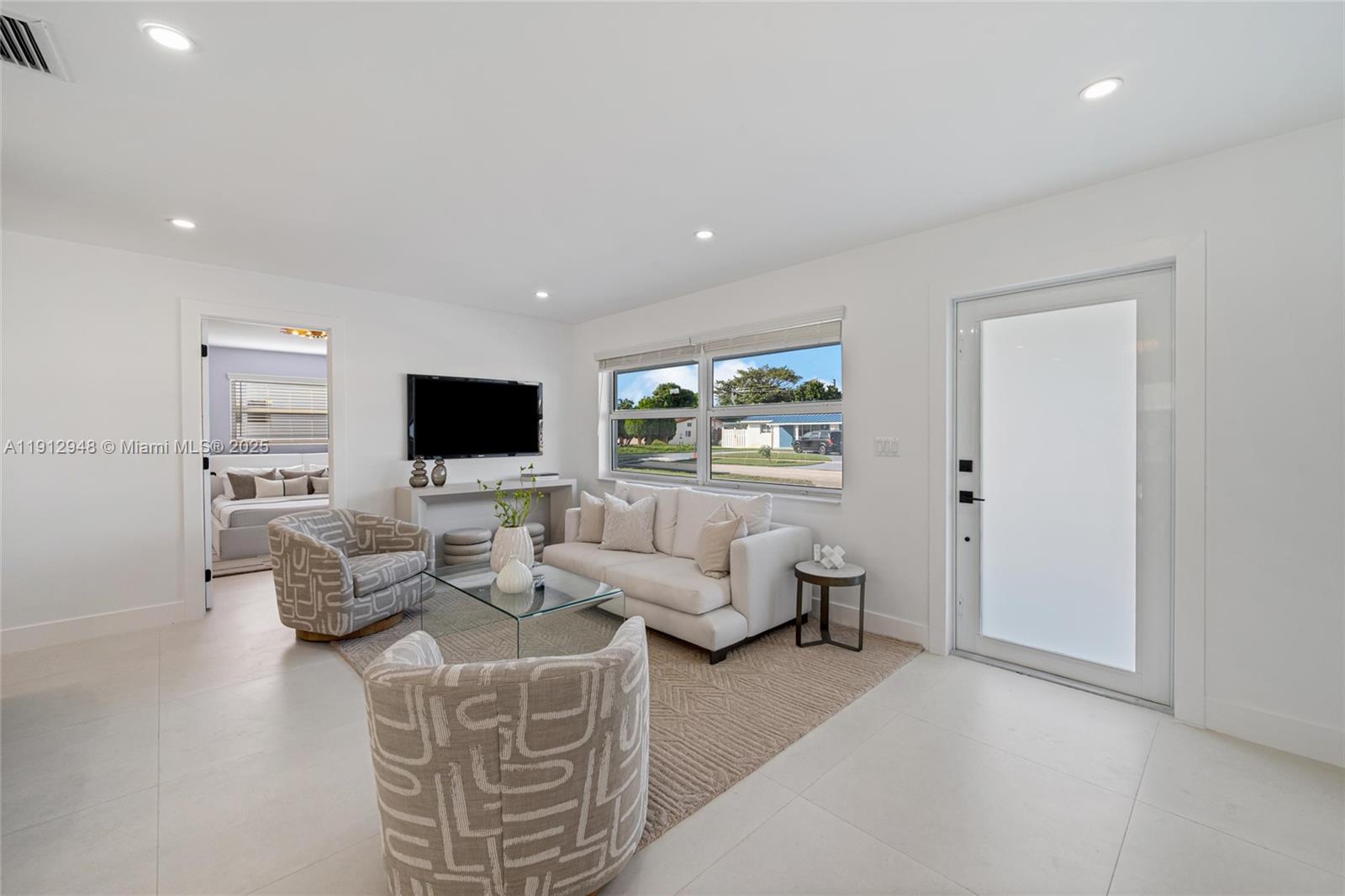 HOLLYWOOD HILLS - Residential