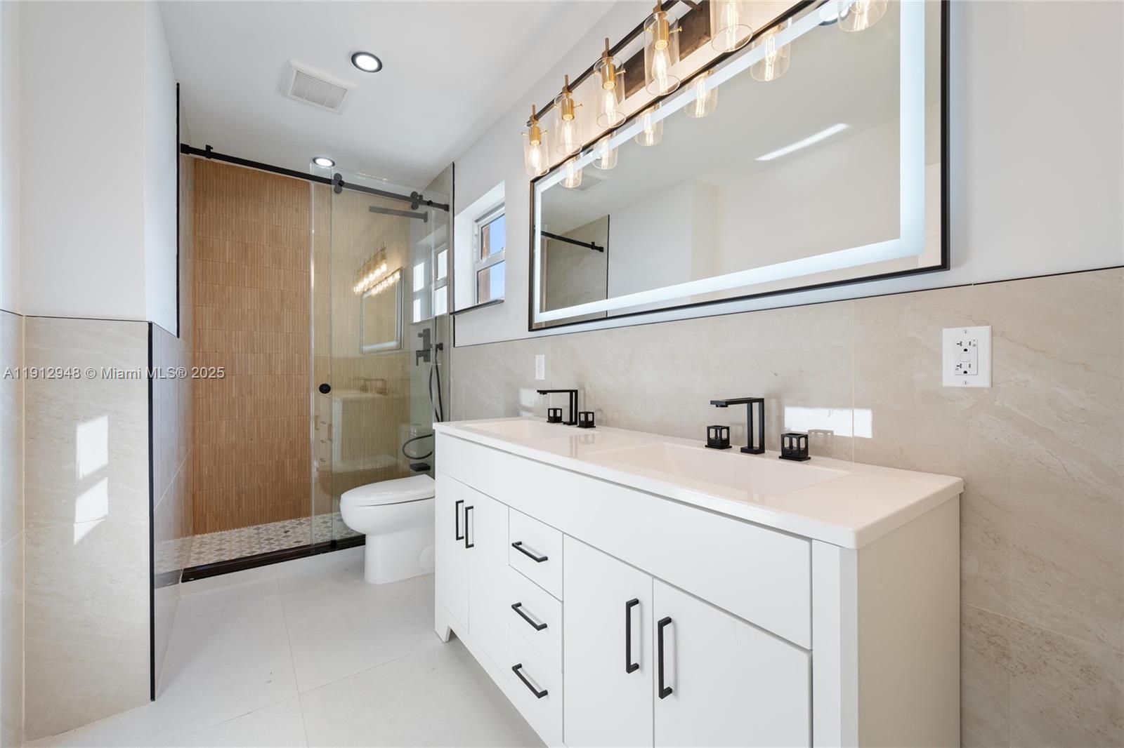 HOLLYWOOD HILLS - Residential