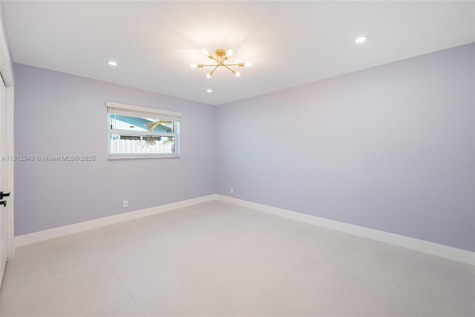 HOLLYWOOD HILLS - Residential