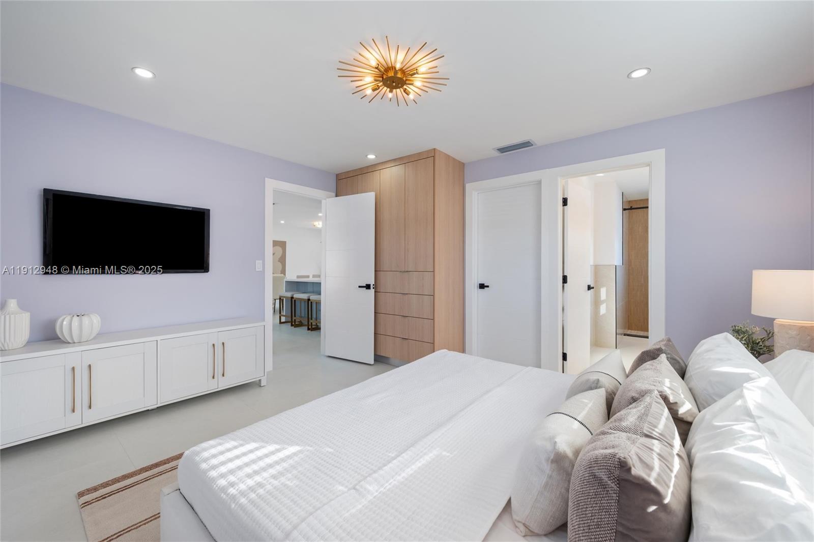 HOLLYWOOD HILLS - Residential