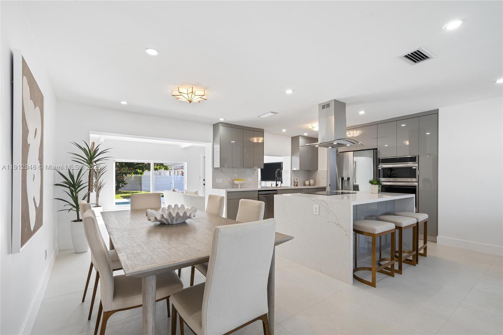 HOLLYWOOD HILLS - Residential