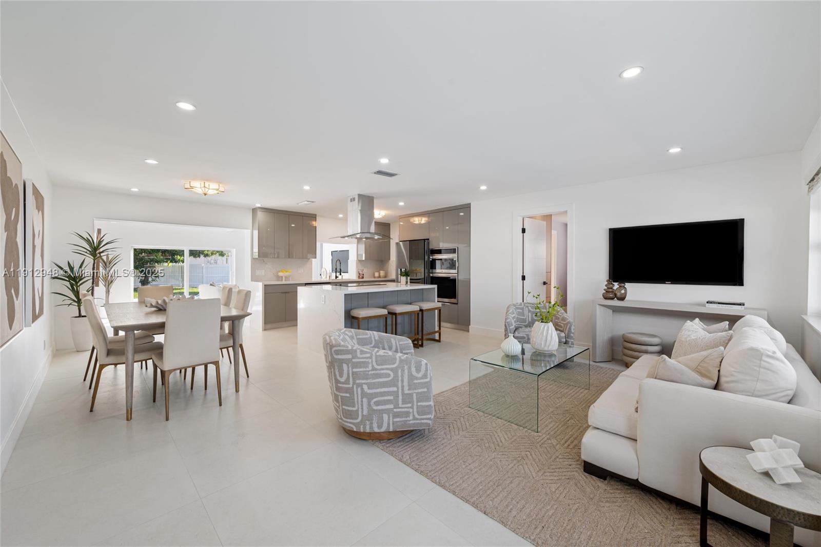 HOLLYWOOD HILLS - Residential