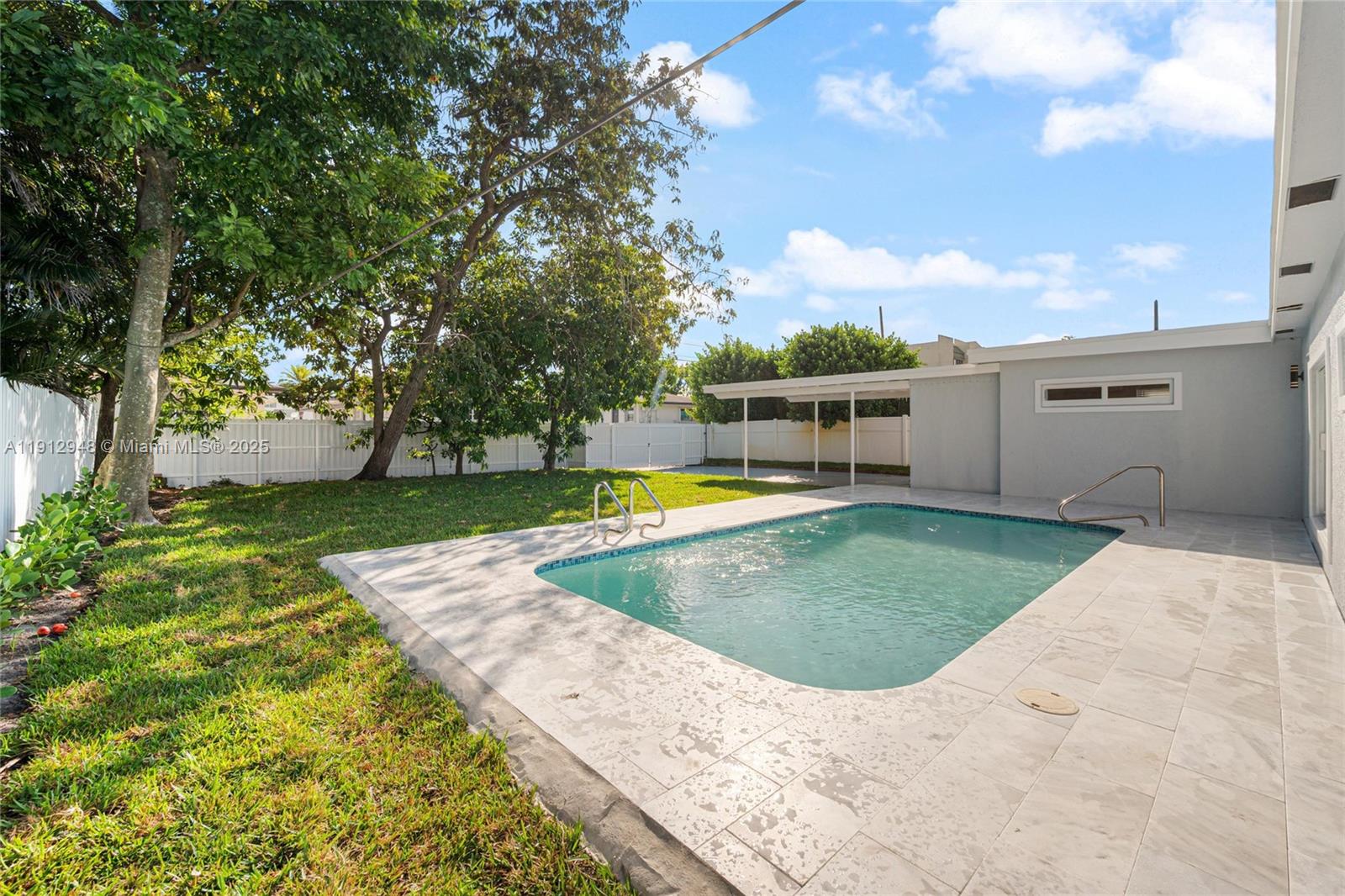 HOLLYWOOD HILLS - Residential