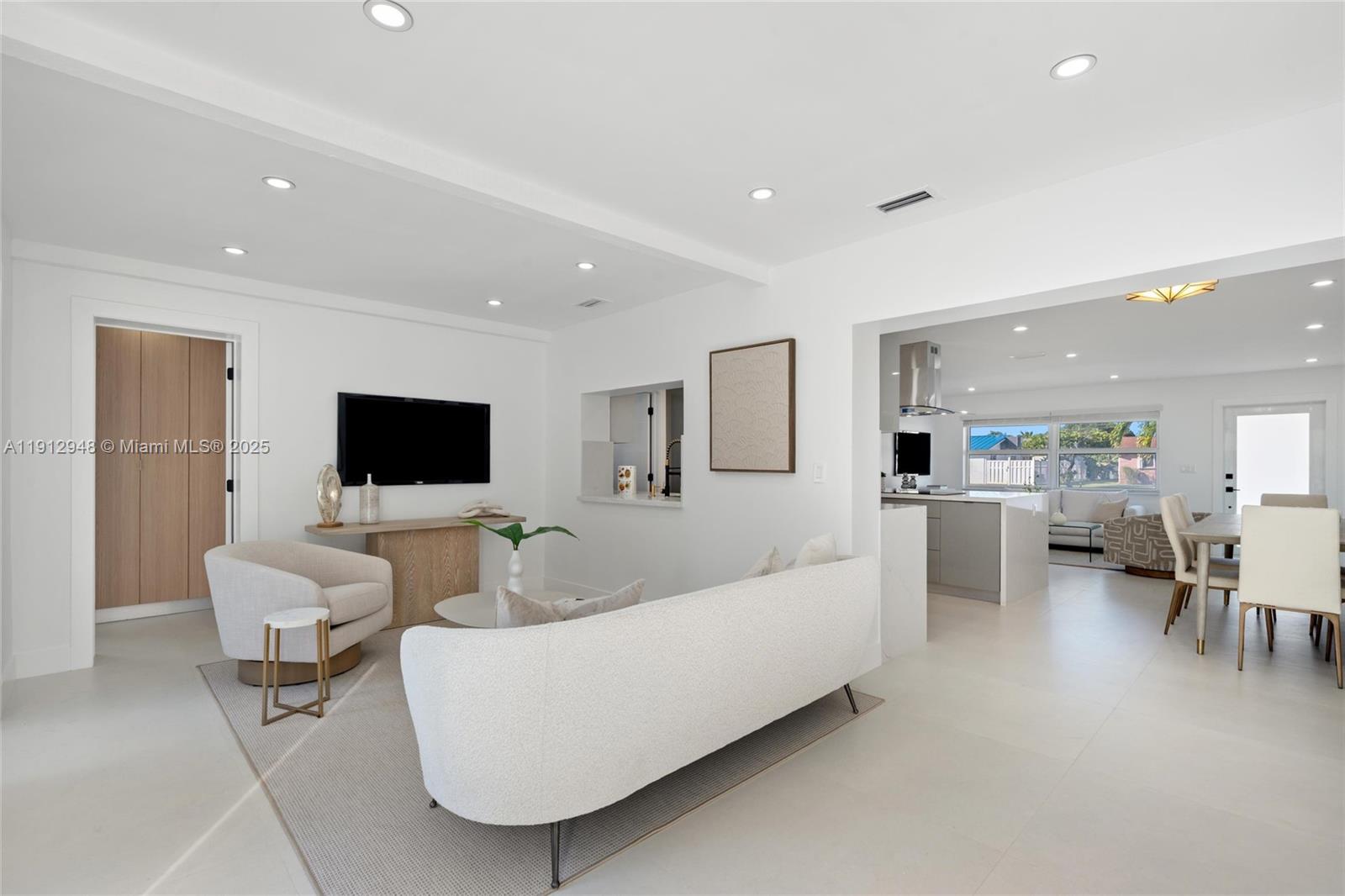 HOLLYWOOD HILLS - Residential