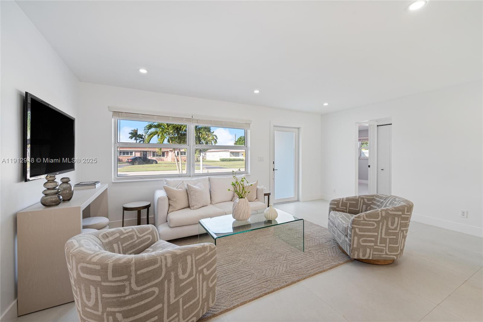 HOLLYWOOD HILLS - Residential