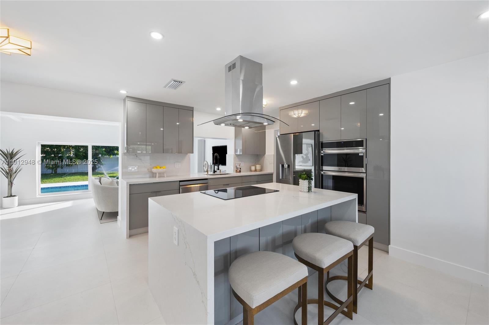 HOLLYWOOD HILLS - Residential