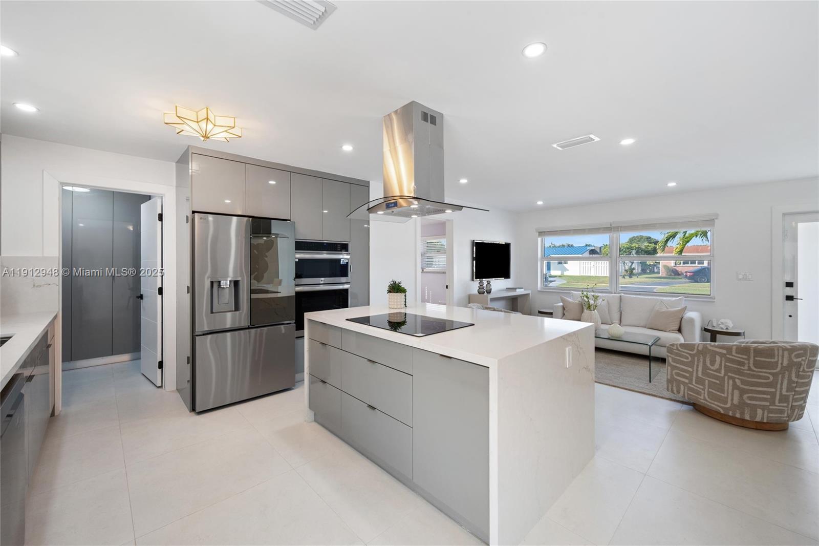 HOLLYWOOD HILLS - Residential