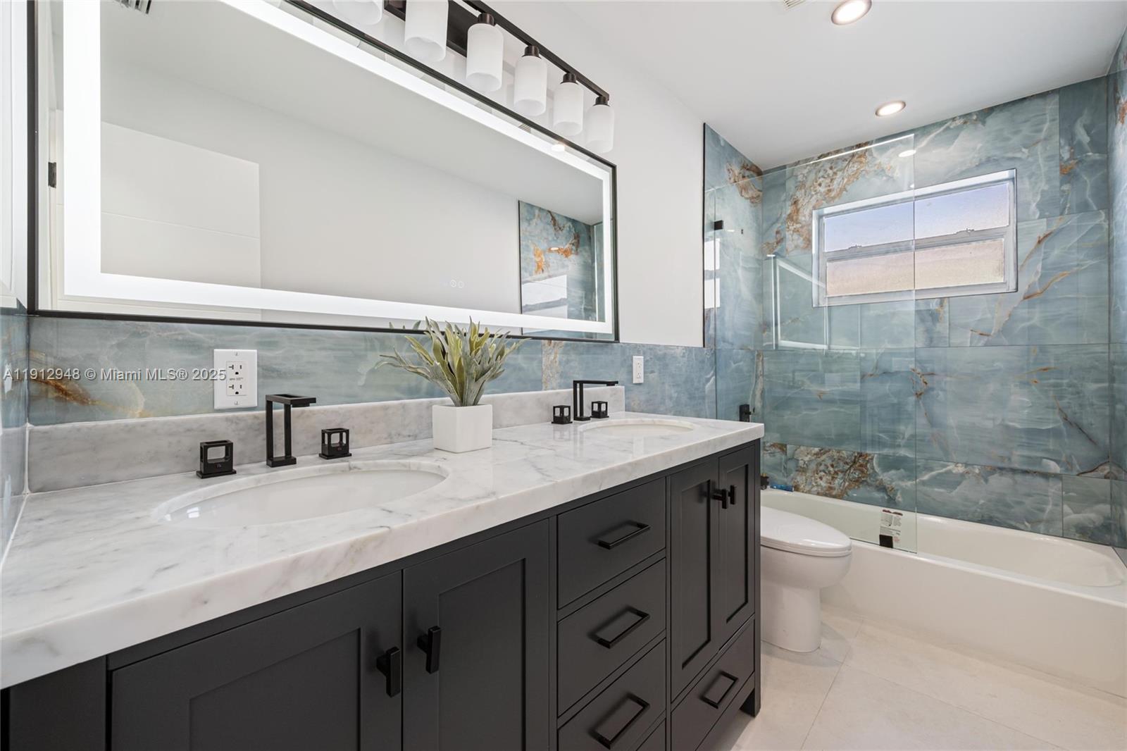 HOLLYWOOD HILLS - Residential