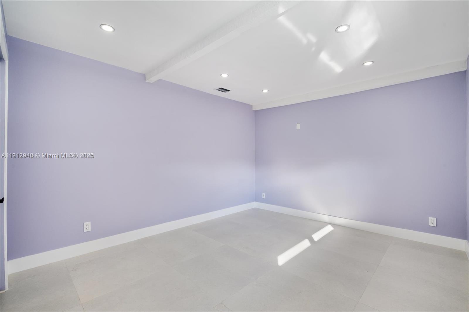 HOLLYWOOD HILLS - Residential